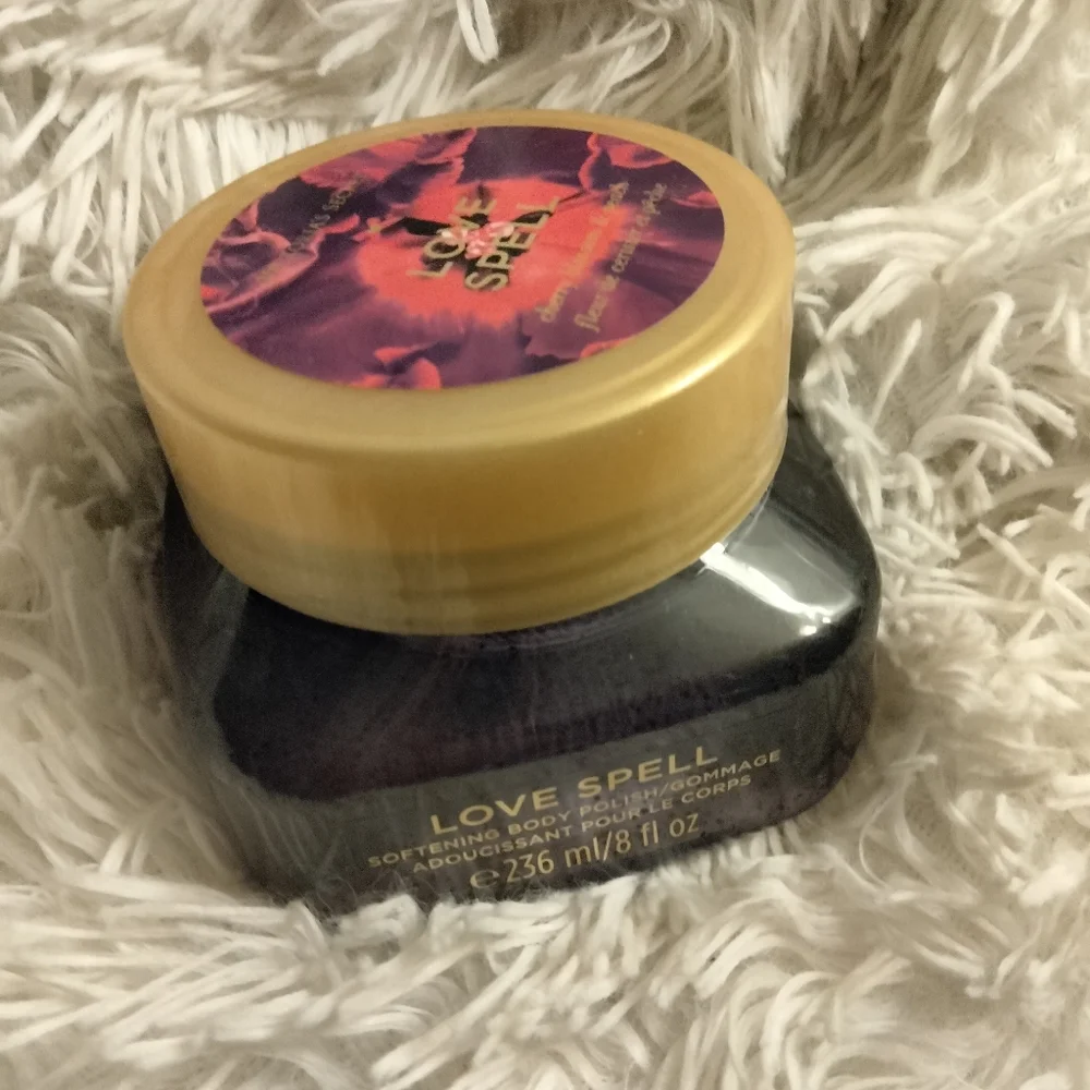 🆕SEALED🆕️ Victoria's Secret Love Spell Softening Body Polish